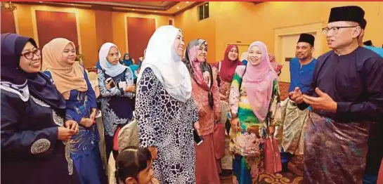  ?? PIC BY ADI SAFRI ?? Umno Supreme Council member Datuk Dr Mohd Puad Zarkashi (right) greeting guests at the Special Affairs Department’s Hari Raya open house in Batu Pahat, Johor, yesterday.