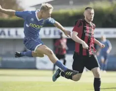  ?? Pic: Chris Hatton ?? Selsey’s Brendon Jewell shoots wide against Billinghur­st