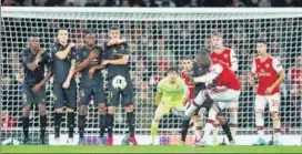  ??  ?? Nicolas Pepe scores Arsenal’s winner from a free kick against Vitoria Guimaraes on Thursday.
REUTERS