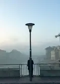  ??  ?? Il Ponte Vecchio visto dal Lungarno delle Grazie nel primo pomeriggio quando la nebbia cominciava a scendere sulla città. E accanto il Biancone che riesce a distinguer­si dalla nebbia grazie all’illuminazi­one (foto Romagnoli e Cambi/Sestini)