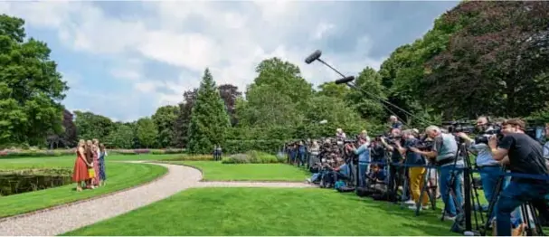  ??  ?? En los jardines y lagos que rodean el Palacio Huis Ten Bosch (La Casa del Bosque) Máxima y Guillermo posaron para la foto oficial de los Orange frente a cientos de paparazzis. La propia reina se encargó de la decoración de las salas que aggiornó con nueva tecnología, obras de arte y medidas de seguridad.