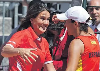  ?? MANEL MONTILLA / ‘MUNDO DEPORTIVO’ / ARCHIVO ?? Conchita Martínez felicita a Silvia Soler tras un partido de la Copa Federación