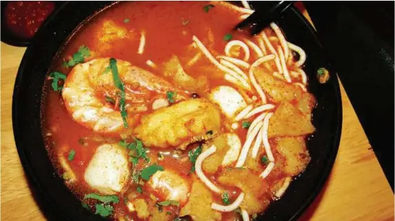  ?? PICTURES BY EWE PAIK LEONG ?? The flavours of tom yam seafood almost leaps from the bowl!