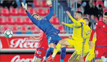  ??  ?? SIN OPCIONES. Aitor no tuvo mucho trabajo ante el Cádiz, que sólo creó peligro a balón parado.