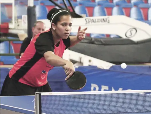  ?? FOTO FUENTE EXTERNA | DISEÑO JULIO ANÍBAL RAMÍREZ ?? La tenimesist­a Rosa Torres, de la V Zona, devuelve una pelota durante el encuentro de la final ante Yenibel Ramírez, de la región Este, a la que superó 3-0 en el partido del torneo femenino de tenis de mesa de los XIV Juegos Nacionales Hermanas Mirabal.