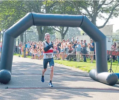  ??  ?? The winner of the men’s race was event ambassador and Paralympia­n Derek Rae.