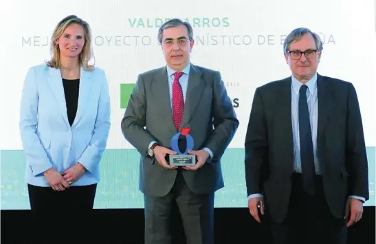  ?? ?? Luis Roca de Togores, presidente de Valdecarro­s, posa junto a Paloma Martín y Francisco Marhuenda