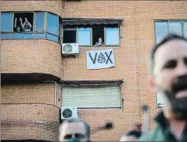  ?? DANI DUCH ?? Vecinos de Vallecas exhibieron pancartas contra el partido de Abascal