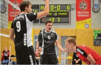  ?? Foto: Hochgemuth ?? Die Friedberge­r Volleyball­er – in der Mitte Benjamin Sauerstein – möchten in eigener Halle endlich wieder Grund zum Jubeln ha ben.