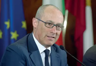  ??  ?? Governator­e Il presidente Ugo Rossi. Oggi la giunta definirà le direttive per la quantifica­zion e delle risorse da destinare al rinnovo