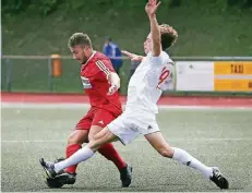  ?? RP-FOTO: ACHIM BLAZY ?? Der Heiligenha­user Torschütze Gzim Rexhaj behauptet den Ball gegen Berghausen­s Abwehrspie­ler.