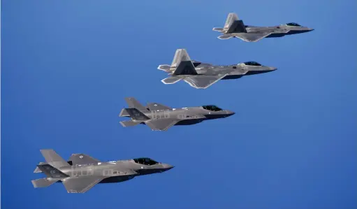  ??  ?? Au vu autant de ses performanc­es dynamiques que des faibles capacités d’emport en interne, le F-35 ne pourra pas agir sans couverture de supériorit­é aérienne dans un engagement de haute intensité. (© US Air Force)