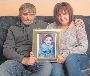  ?? Picture: Paul Reid ?? Wayne Forte and Leanne Smith with a photograph of their son Leylan who died aged four.