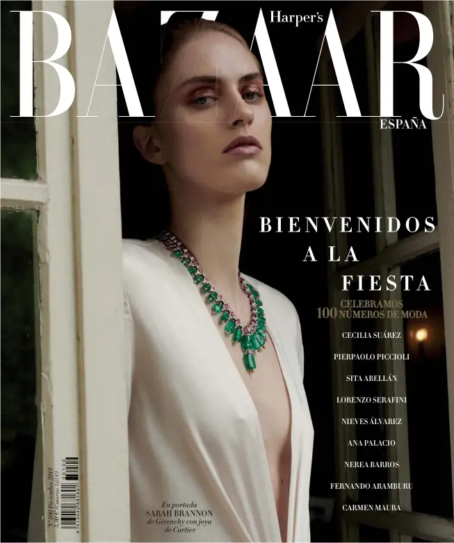  ??  ?? En portada SARAH BRANNON de Givenchy con joya de Cartier