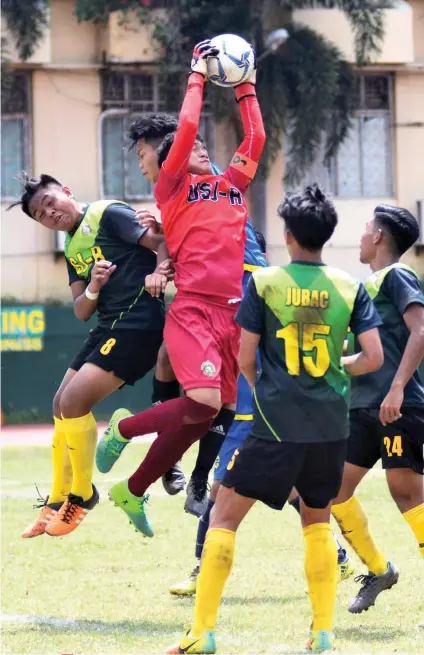  ?? SUNSTAR FOTO / AMPER CAMPAÑA ?? GOTCHA. USJ-R’s keeper collects a cross from DBTC during their Cesafi high school football match. USJ-R won, 1-0, for its first win this season and also its first win against DBTC in Cesafi high school football history.