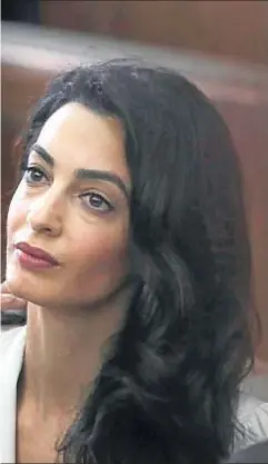  ??  ?? Estilo en todas lasocasion­es. En sus actividade­s diarias de abogada experta en derechos humanos, Amal Alamuddin, esposa de George Clooney desde hace un año, luce tanto estilo como en las alfombras rojas y las fiestas mundanas, tal como se ve en la foto grande, tomada durante el juicio al que asistió la semana pasada en El Cairo, o en las inferiores, captadas en el último año en Londres, Nueva York y Tokio