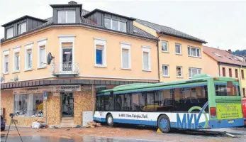  ?? FOTO: DPA ?? „Einfach furchtbar“: Der Bus hat sich in die Hauswand eines Geschäftes gebohrt.