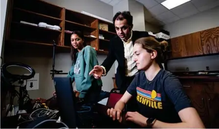  ?? ?? Assistant Professor of Biomedical Engineerin­g Amirtahà Taebi, middle, researches detection and monitoring methods for cardiovasc­ular disease with biomedical engineerin­g graduate student Aysha Mann, left, and Sophia Ruckman, a senior biomedical engineerin­g major, right, in Taebi Lab. (Photo by Grace Cockrell)