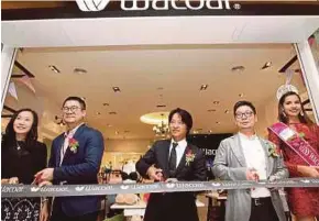  ?? [ FOTO NURUL SHAFINA JEMENON/BH ] ?? Pengarah Pakaian Sunway Shopping Malls, Michael Poh (dua dari kiri), Watanabe (tiga dari kiri) dan Rakan Perniagaan Wacoal Malaysia, Nicholas Tan memotong riben tanda pelancaran pembukaan butik baharu di Sunway Pyramid.