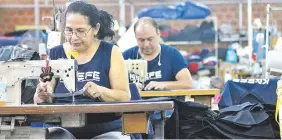  ??  ?? Unos 200.000 trabajador­es tienen empleo en el sector confeccion­es, que hoy en está en crisis, y pide ayuda económica al Gobierno.