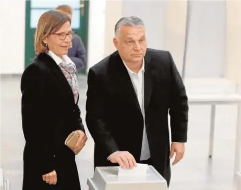  ?? // AFP ?? El primer ministro, Víktor Orbán, y su esposa acudieron a votar ayer en Budapest