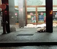  ?? ?? Senzatetto Alcuni senza dimora dormono fuori dalla stazione ferroviari­a di Trento, in città mancano posti letto