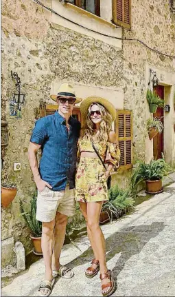  ?? F: INSTAGRAM ?? Lewandowsk­i (33 años), ayer en Valldemosa (Mallorca) con su esposa