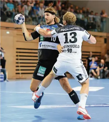  ?? FOTO: HORSTMÜLLE­R ?? Heider Thomas (am Ball), hier im Zweikampf mit dem Kieler Steffen Weinhold, erlitt einen Muskelfase­rriss.