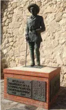  ??  ?? La estatua de Franco en Melilla es la única que queda del dictador en España, bajo el pretexto de que homenajea su legado en la Legión.