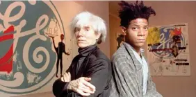  ??  ?? Davanti la sua opera A sinistra Jean-Michel Basquiat e il suo mentore, Andy Warhol; a destra Basquiat con una delle sue celebri opere pittoriche