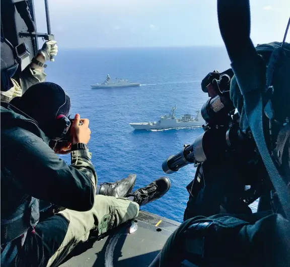  ??  ?? Esercitazi­one Dall’elicottero, la fregata Virginio Fasan accostata alla nave sudcoreana con cui ha compiuto una esercitazi­one congiunta secondo le procedure Nato