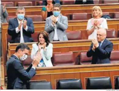  ?? CHEMA MOYA / EFE ?? Pedro Sánchez recibe una ovación de la bancada socialista antes de sentarse ayer en su escaño en el Congreso.