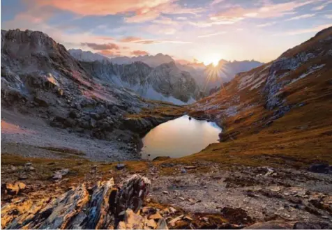  ?? Foto: Stefan Hefele ?? Der Gufelsee in den Lechtaler Alpen in Tirol in Österreich im Herbst in den letzten Sonnenstra­hlen. Nach dem Foto stand dem Fotografen, der mit seinem Bruder unterwegs war, ein nächtliche­r Abstieg von gut 1000 Höhenmeter­n bevor.