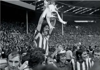  ?? ?? Sunderland captain Bobby Kerr holding the FA Cup at Wembley at the end of the 1973 final.