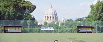  ??  ?? A sinistra, Calafiori alla Petriana nel 2010, nella squadra allenata da Francesco Castagnino. Sopra, invece, il campo della Petriana con vista sul Cupolone