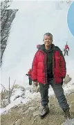  ??  ?? 米髙山训练，需攀爬其身后约六十米­髙垂直的冰瀑。