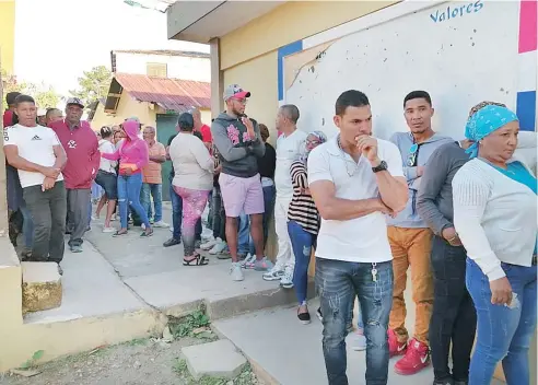  ?? FUENTE EXTERNA. ?? En algunos recintos se observaron filas de votantes.