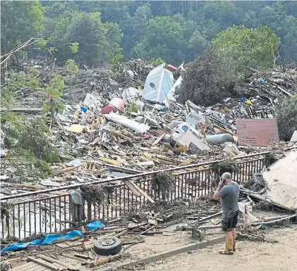  ?? AFP ?? Desolación. Un hombre observa daños sobre un puente en la renana Altenahr, al oeste de Alemania.