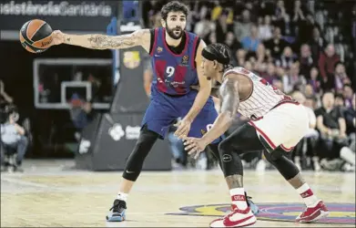  ?? FOTO: EFE ?? Ricky Rubio controla un balón ante Isaiah Canaan. El base fue clave en la reacción final del Barça
