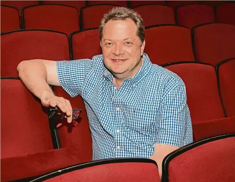  ?? Foto: Marie Krbová ?? Populární dramatik Britský autor Peter Quilter dorazil do Divadla Ungelt na premiéru hry Trhni si, otče! osobně.