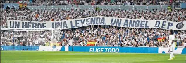  ??  ?? HOMENAJE A UNA LEYENDA. La nueva grada del Fondo Sur desplegó una pancarta en honor a Ángel Nieto: ‘Un héroe, una leyenda, un Ángel. DEP’. 12+1’.