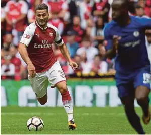  ?? [ FOTO REUTERS ] ?? Kolasinac pamer aksi bertenaga ketika bertemu Chelsea, Ahad lalu.