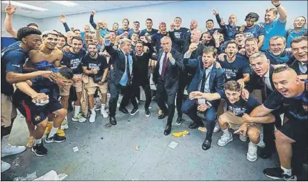  ?? Foto: fcb ?? Laporta, eufórico en la fiesta del vestuario Yuste y Alemany, que garantizó que trabajará hasta el 30 de junio, no se la perdieron