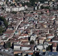  ??  ?? I lavori sono appesi lungo le vie della città di Trento