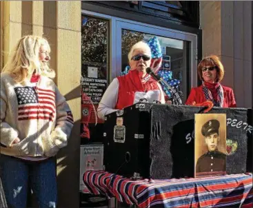  ?? MARK ROBARGE — MROBARGE@TROYRECORD.COM ?? Joanne McCarthy, center, a member of the Troy Military Banner Committee, thanks those who helped the group to unveil the first banners honoring veterans for their service during a ceremony Nov. 11, 2016, in front of the 4th Avenue entrance to the U.S....