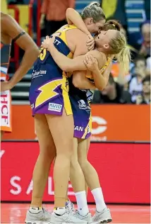  ?? PHOTO: GETTY IMAGES ?? Laura Langaman (right) celebrates the Sunshine Lightning’s Australian league success with her teammates including Caitlin Barrett (left).