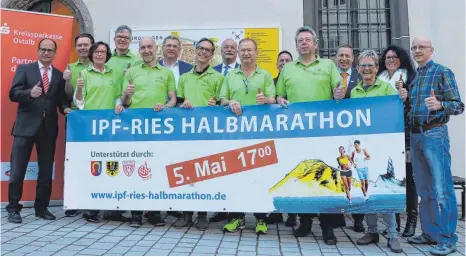 ?? FOTO: RENÉ LAUER ?? Die Organisato­ren, Verantwort­lichen und Sponsoren des Ipf-Ries-Halbmarath­ons, der diesmal von Nördlingen nach Bopfingen führt.