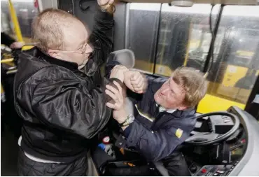  ?? Foto: imago/Mike Schmidt ?? Gewalt gegen Busfahrer gibt es immer wieder – bei der Berliner BVG wird der Umgang mit diesen Situatione­n geübt.