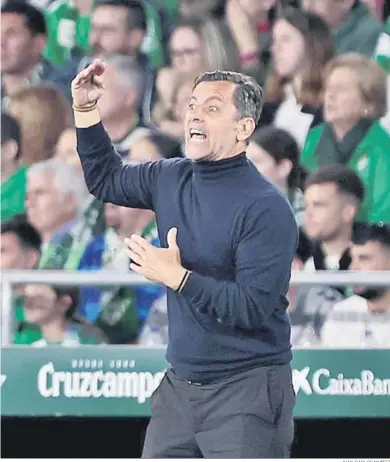  ?? JUAN CARLOS MUÑOZ ?? Quique Sánchez Flores se desgañita en la zona técnica del Benito Villamarín.