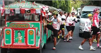  ?? DITE SURENDRA/JAWA POS ?? OJO DUMEH: Kereta kelinci karavan mengangkut peserta Gran Fondo Jawa Pos East Java 2015 dari Balai Kota Kediri menuju hotel. Begitu juga sebaliknya. Semoga nggak bikin mabuk darat.